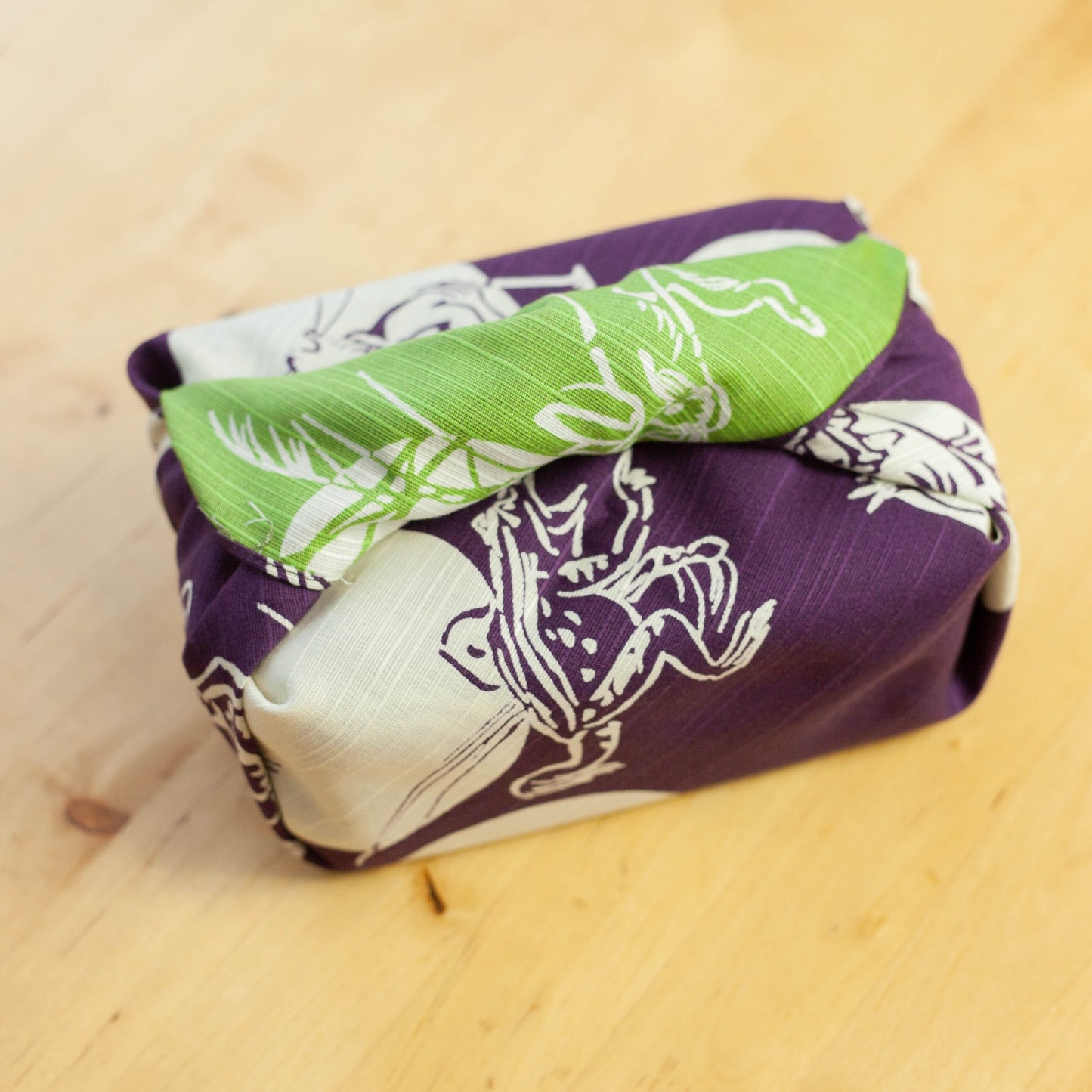 Furoshiki reversible Chojyugiga de 50 cm | Morado y verde