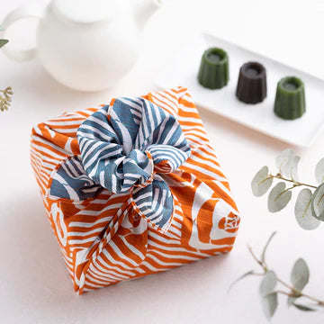 Isa Monyo Reversible Furoshiki 48cm | Kamelienorange und Blau