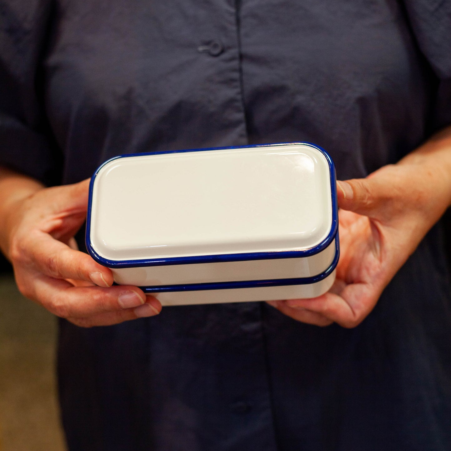 Bento de dos niveles Retro Moda | Blanco y azul marino