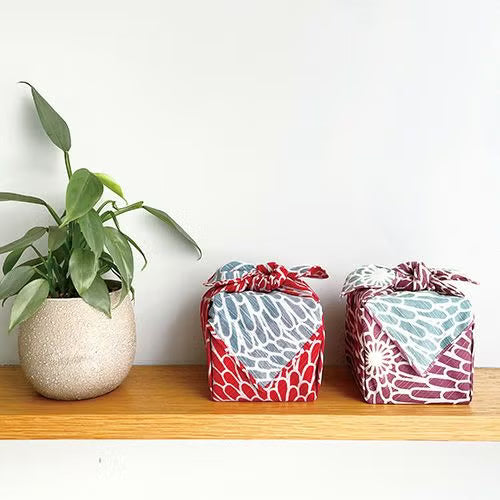 Isa Monyo Reversible Furoshiki 48cm | Kiku (red/blue)