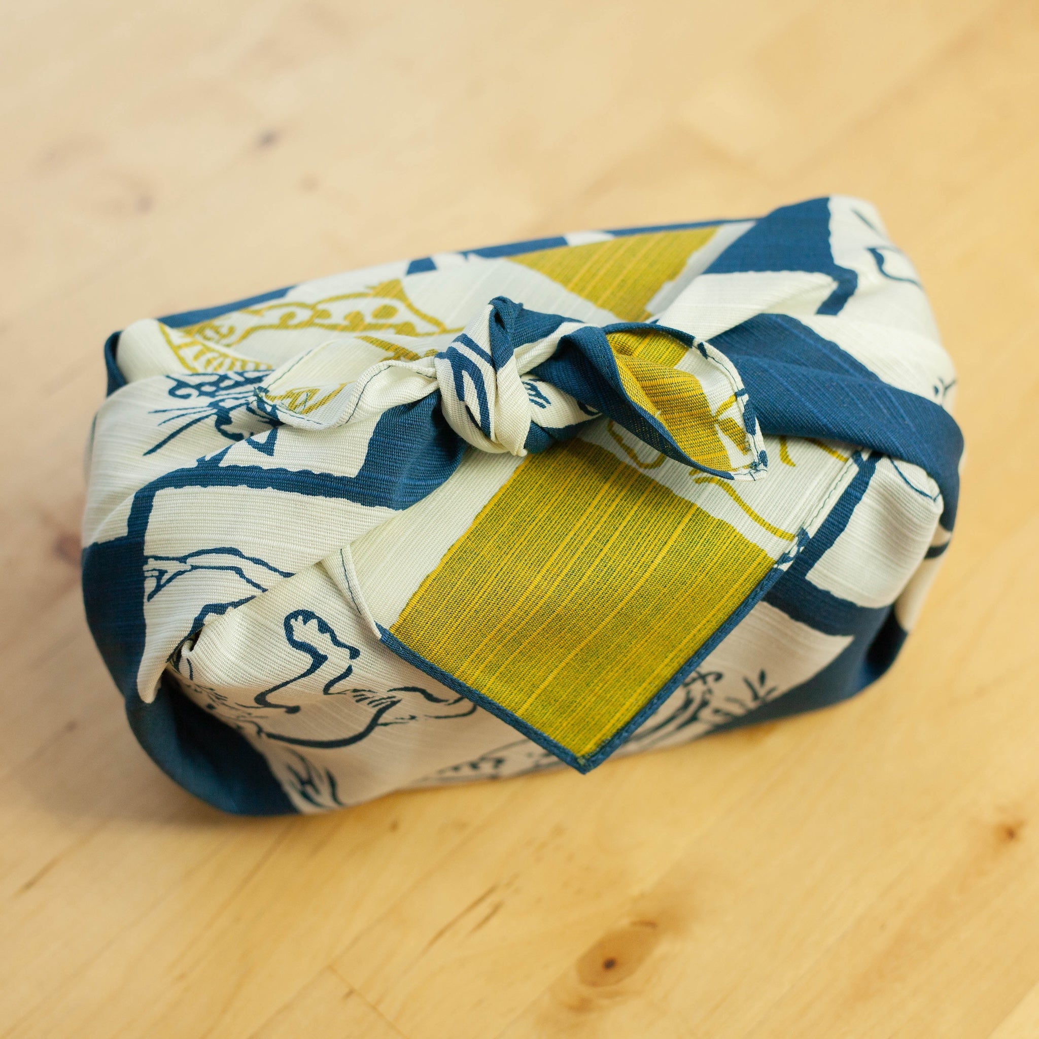 Chojyugiga Reversible Furoshiki 50cm | Blue & Yellow