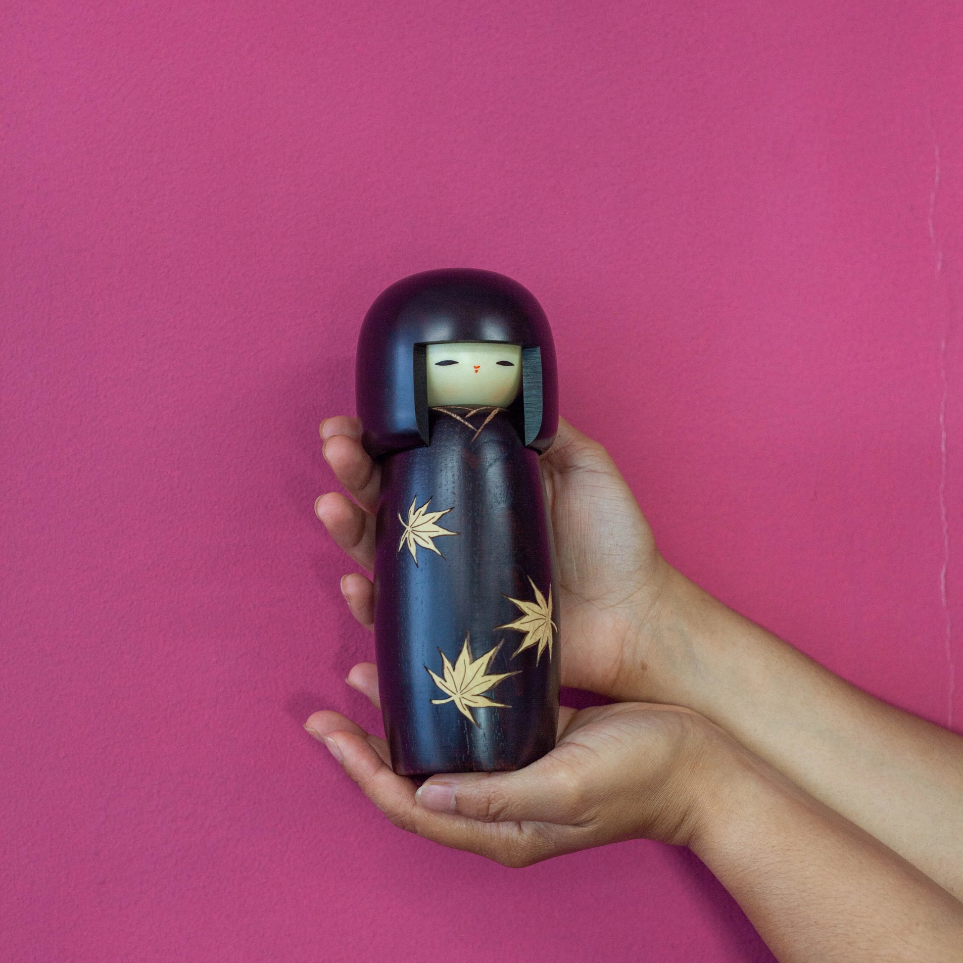 Kokeshi Wood Doll | Zôkan Momiji – Bento&co Kokeshi Wood Doll | Zôkan Momiji – Bento&co