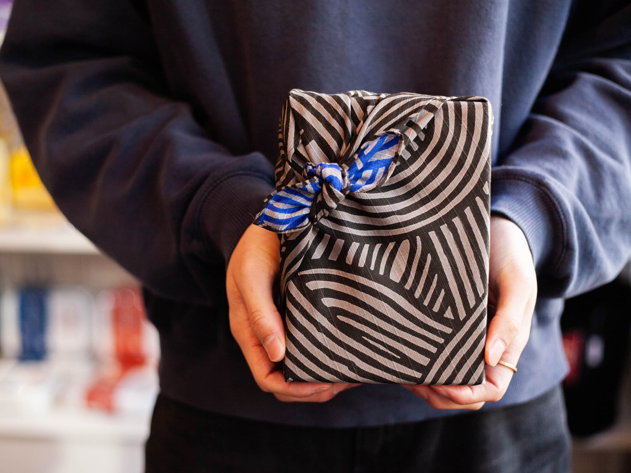 Furoshiki Reversible Isa Monyo 48cm | Nudo gris y azul 