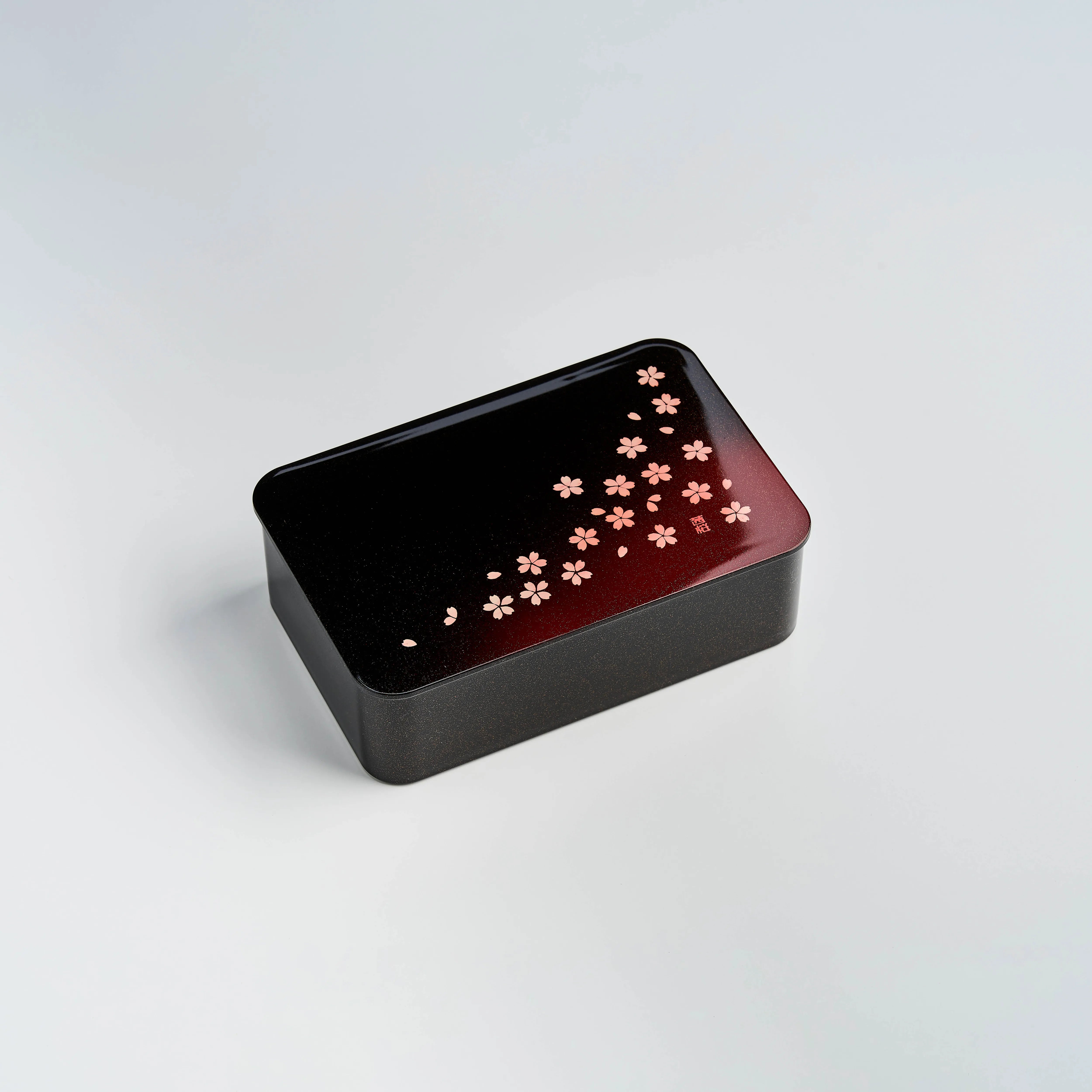 Bento-Box mit Sakura-Blütenblättern