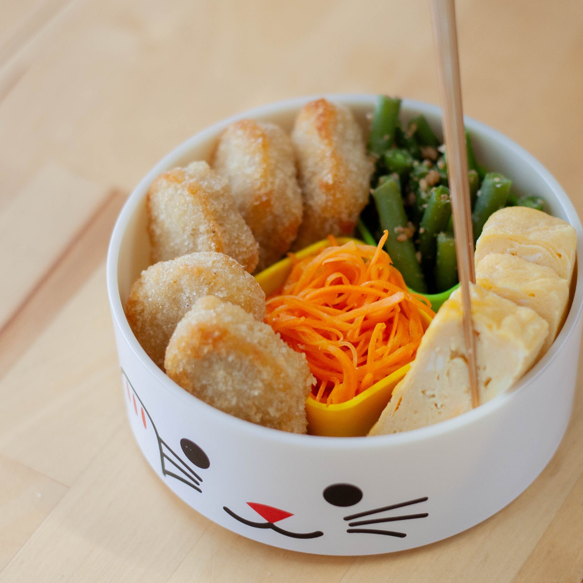 Gran Kokeshi Bento Maneki-Neko Blanco 1200mL