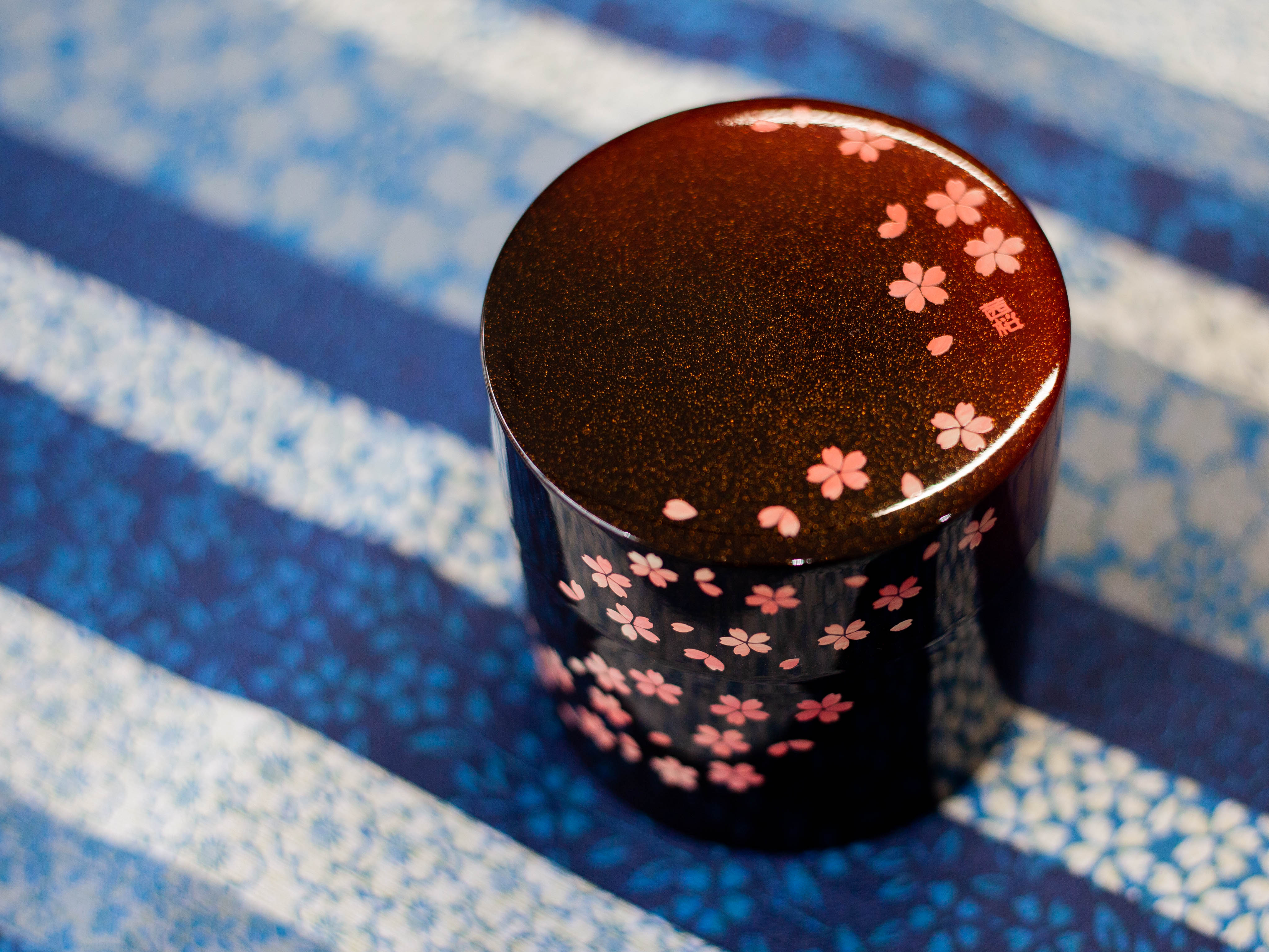 Sakura Petals Tea Canister | Small (350mL) - Bento&co