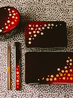 Ovale Bento-Box mit Sakura-Blütenblättern | 570 ml